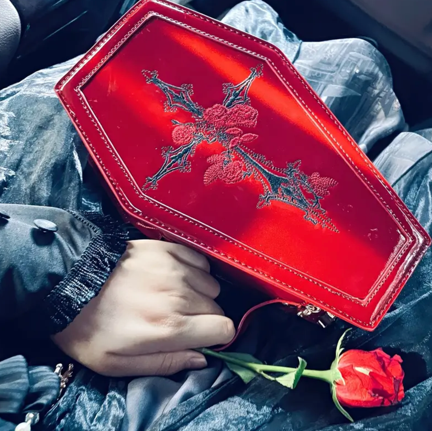 Vampire's Kiss Coffin Purse (Black)